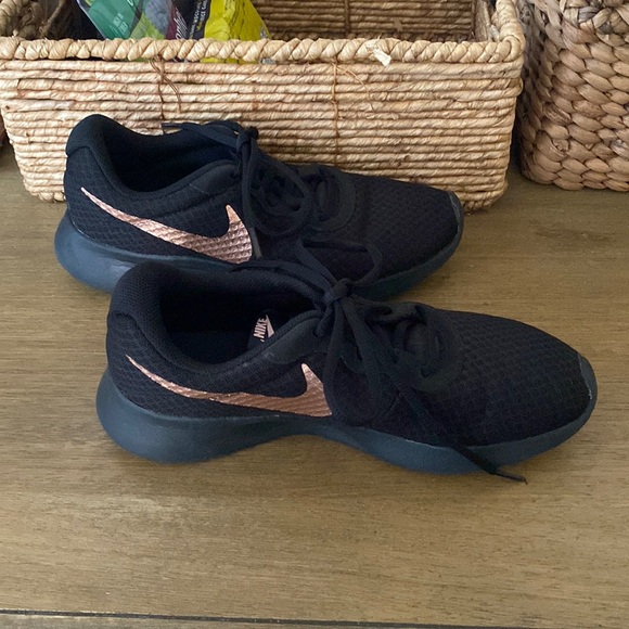 Black Nike sneakers with rose gold one emblem - Picture 1 of 3